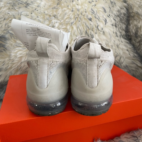 LIKE NEW NIKE VAPORMAX 2021 collection. - Picture 4 of 6